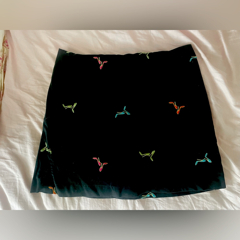 Adorable vintage y2k Attyre skort with embroidered heels on it